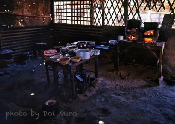  Gian bếp trong một nhà dân ở Huế năm 1989.