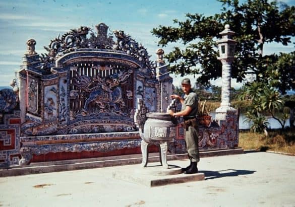 Lính Mỹ khám phá một khu lăng mộ ở Huế.