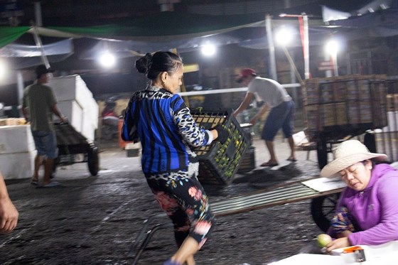 Nhọc nhằn phận nữ bốc vác tại chợ Đông Ba ngày giáp Tết