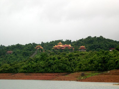 Toàn cảnh thiền viện Trúc Lâm - Bạch Mã nhìn từ bên này hồ Truồi