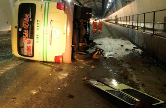 Xe khách lật trong hầm Hải Vân, 4 người bị thương 151