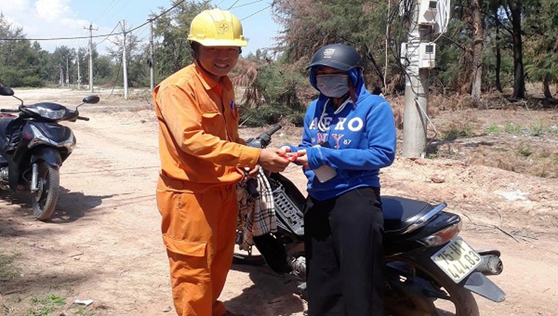 Thừa Thiên – Huế: Công nhân điện trả lại của rơi trị giá hàng chục triệu đồng