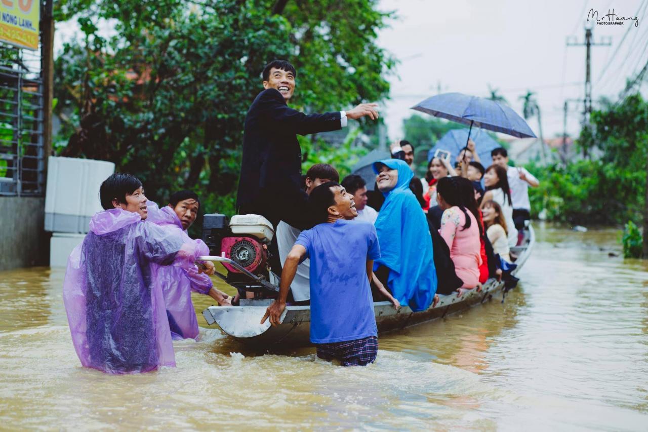 Đám cưới xắn quần đẩy thuyền, lội nước đón dâu giữa lũ lụt xứ Huế