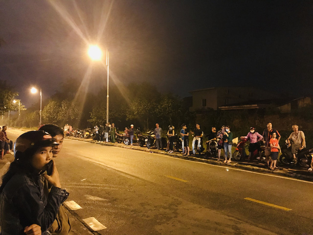 Người dân Huế đứng trước cổng bệnh viện chờ đón xe chở 13 thi thể các chiến sỹ, cán bộ
