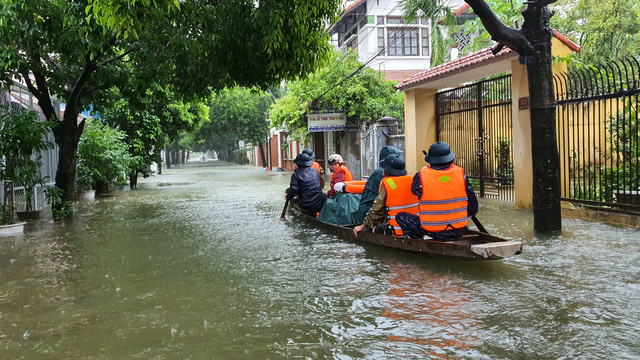 Đường biến thành sông, người dân chèo thuyền giữa TP Huế