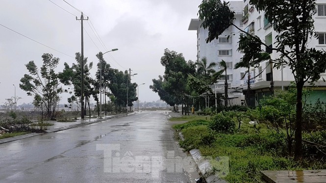 Gió giật mưa lớn, đường sá tại Huế không bóng người