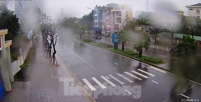 Gió giật mưa lớn, đường sá tại Huế không bóng người