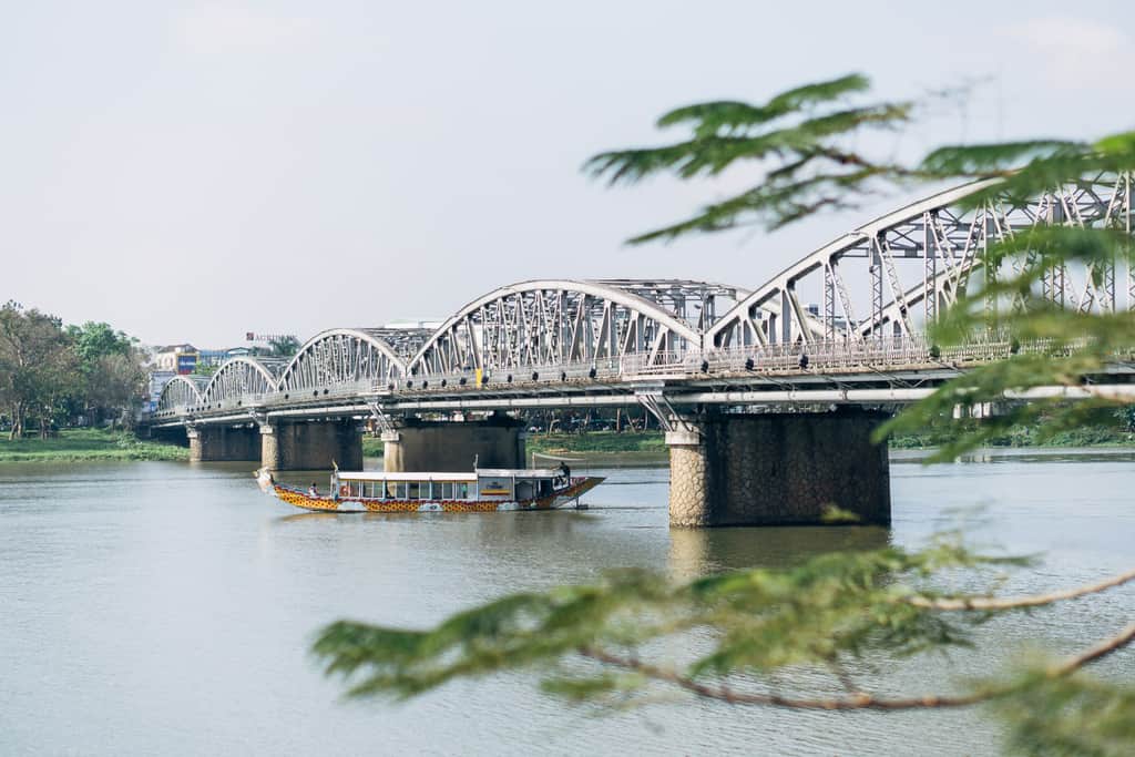 Tản bộ dọc sông Hương, ngắm nhìn một Huế rất đời thường 231