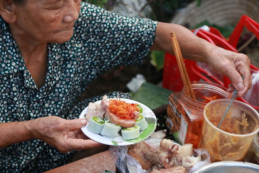 Bánh ướt cuốn tôm chua- nét đặc trưng của ẩm thực xứ Huế